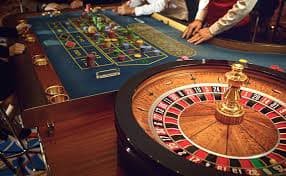 Online Poker နှင့် Baccarat ကစားနေသော မြင်ကွင်း